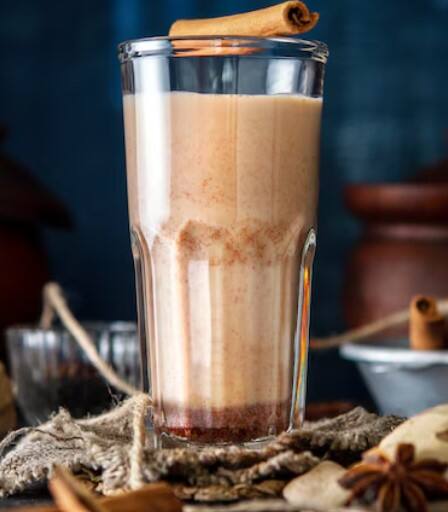 ਚਾਹ ਨੂੰ ਮਿੱਠਾ ਬਣਾਉਣ ਦਾ ਸਭ ਤੋਂ ਸਿਹਤਮੰਦ ਅਤੇ ਵਧੀਆ ਤਰੀਕਾ ਹੈ ਸਟੀਵੀਆ ਦੀ ਵਰਤੋਂ ਕਰਨੀ। ਇਹ ਇੱਕ ਹਰਬਲ ਮਿੱਠਾਸ ਹੈ, ਜਿਸ ਵਿੱਚ ਕੈਲੋਰੀ ਨਾ ਦੇ ਬਰਾਬਰ ਹੁੰਦੀ ਹੈ, ਇਸ ਲਈ ਇਹ ਮੋਟਾਪੇ ਦਾ ਕਾਰਨ ਨਹੀਂ ਬਣਦੀ। ਇਹ ਸ਼ੂਗਰ ਦੇ ਮਰੀਜ਼ਾਂ ਲਈ ਵੀ ਸੁਰੱਖਿਅਤ ਮੰਨੀ ਜਾਂਦੀ ਹੈ।