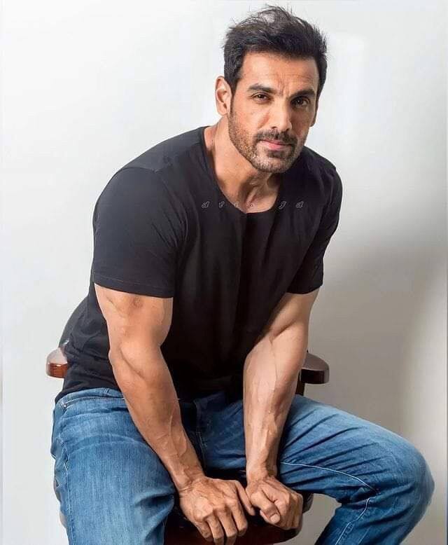 उन्होंने अपनी मेहनत से 251 करोड़ रुपए का एम्पायर खड़ा किया है. इसके साथ ही वो अपनी प्रॉपर्टी और बिजनेस का विस्तार लगातार अलग-अलग शहरों में कर रहे हैं. प्रॉपर्टी और बिजनेस की लंबी लिस्ट है जिसमें गौरी खान भी इन्वेस्ट करती हैं.