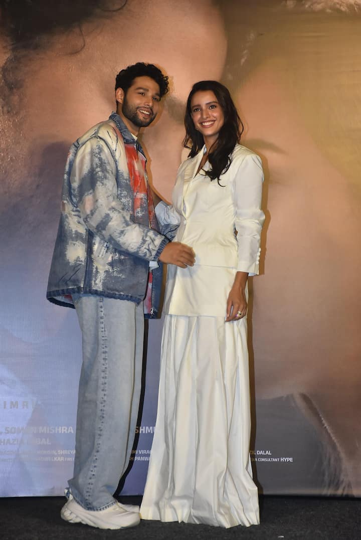 At the same time, Siddhant wore a white t -shirt and multicolor jacket with blue jeans. In which the actor looked quite dashing.