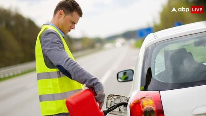 Highway Petrol helpline Numbers: हाईवे पर फंसी गाड़ियों के लिए पेट्रोल या डीजल मंगवाना पहले से कहीं ज्यादा आसान हो गया है. जानें कैसे मंगा सकते हैं अपनी जगह पेट्रोल.