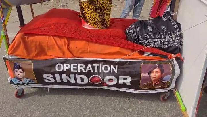 हरिद्वार पहुंच रहे कई शिवभक्त 'ऑपरेशन सिंदूर' थीम पर बनी खास कांवड़ लेकर पहुंचे हैं. जिसमें देश के प्रधानमंत्री की फोटो और सेना के अधिकारी फोटो भी लगे हुए हैं.