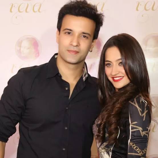 The names of Sanjida Sheikh and Aamir Ali are also included in this list. The audience also used to show a lot of love on her favorite couple. The married relationship of both of them was sweet for 9 years, but after that it got sour. It is said in the news that the actress got divorced due to Extra Marital Affair with Harshvardhan Rane. However, now both Sanjida Sheikh and Aamir Ali have moved forward in their lives.