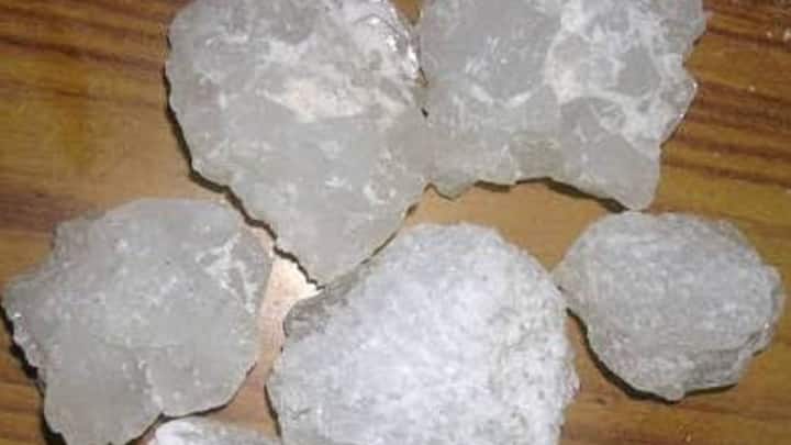 सुहागा वैसे तो आपकी नजदीकी किसी भी ज्वैलर शॉप पर मिल सकता है, लेकिन इसे आप पंसारी की दुकान से भी खरीद सकते हैं.