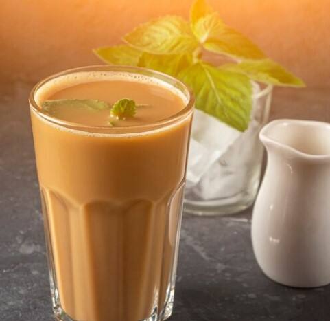 ਚੀਨੀ ਤਾਂ ਛੱਡੀ ਜਾਂਦੀ ਹੈ, ਪਰ ਬਿਨਾ ਚੀਨੀ ਵਾਲੀ ਚਾਹ ਪੀਣ ਵਿੱਚ ਅਜਿਹਾ ਲੱਗਦਾ ਹੈ ਜਿਵੇਂ ਚਾਹ ਦੀ ਆਤਮਾ ਹੀ ਕੱਢ ਲਈ ਹੋਵੇ। ਜੇ ਤੁਸੀਂ ਵੀ ਮਜਬੂਰੀ ਵਿਚ ਬਿਨਾ ਚੀਨੀ ਵਾਲੀ ਚਾਹ ਪੀ ਰਹੇ ਹੋ, ਤਾਂ ਕੁਝ ਸਿਹਤਮੰਦ ਤਰੀਕਿਆਂ ਨਾਲ ਤੁਸੀਂ ਇਸਨੂੰ ਮਿੱਠਾ ਬਣਾ ਸਕਦੇ ਹੋ। ਇੱਥੇ ਅਸੀਂ ਤੁਹਾਨੂੰ ਕੁਝ ਅਜਿਹੇ ਹੀ ਸਿਹਤਮੰਦ ਤੇ ਆਸਾਨ ਤਰੀਕੇ ਦੱਸ ਰਹੇ ਹਾਂ।