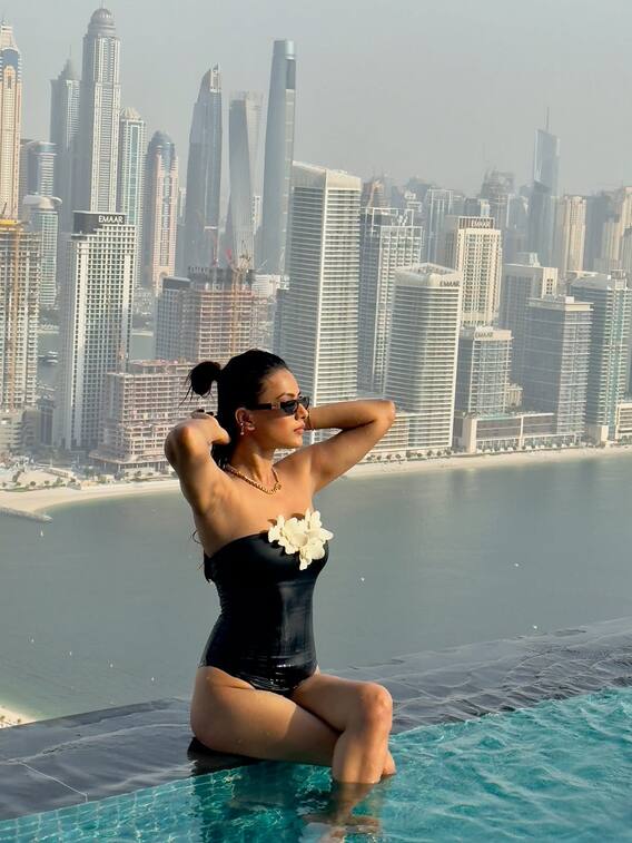 બ્લેક મોનોકિનીમાં નિયા શર્માએ આપ્યા હોટ પોઝ