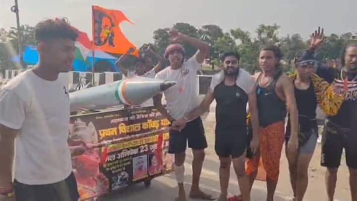 इनमें पहलगाम आतंकी हमले को लेकर जवानों को श्रद्धांजलि दी गई है. कांवड़ को तिरंगे और मिसाइल के आकार की बनाई गई है , जो लोगों का ध्यान आकर्षित कर रही है.