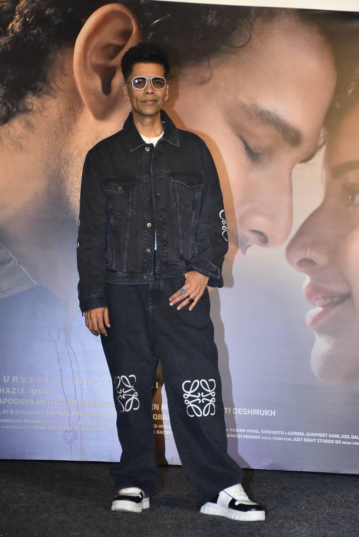 इस ट्रेलर लॉन्च इवेंट में करण जौहर भी पहुंचे. जो स्टाइलिश लुक में नजर आए. उन्होंने ब्लैक संग मैचिंग जींस पहनी थी.