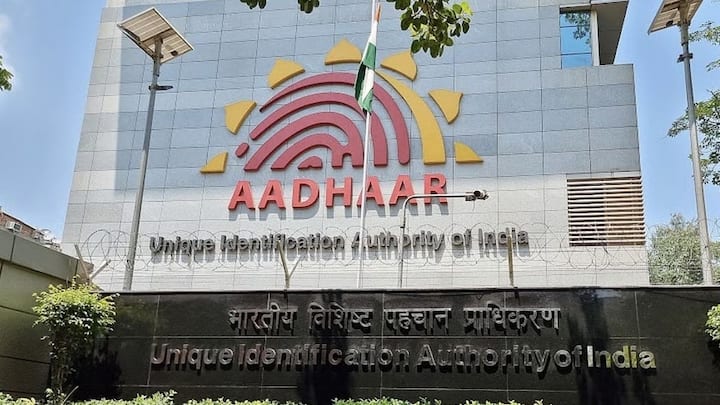 आधार एक 12 अंकों की पहचान संख्या है. जिसे UIDAI जारी करता है. इसमें व्यक्ति के बायोमेट्रिक और डेमोग्राफिक डेटा होते हैं. भारत में 182 दिन से ज्यादा रह चुका कोई भी व्यक्ति इसे बनवा सकता है. यानी अगर कोई भारत का नागरिक नहीं हो तो भी अगर 6 महीने तक भारत में रह लेता है. तो फिर आधार कार्ड बनवा सकता है.