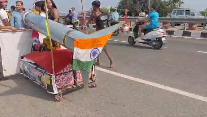 भक्तों का कहना है कि यह कांवड़ न केवल भोलेनाथ को समर्पित है, बल्कि उन शहीदों को भी श्रद्धांजलि है जिन्होंने देश की रक्षा में बलिदान दिया.