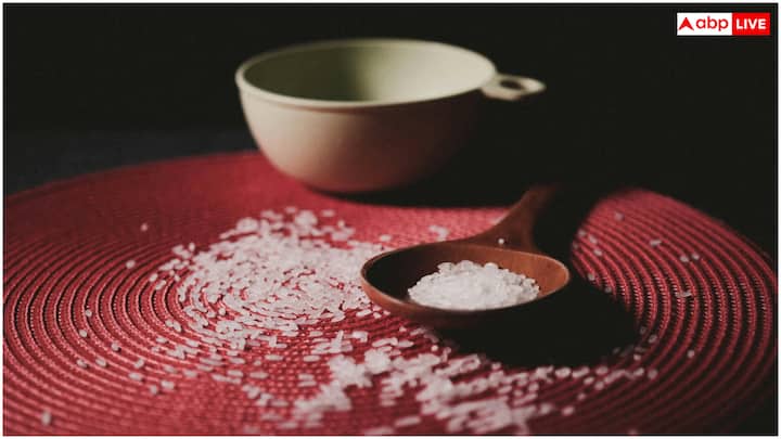 चावल, क्विनोआ और ओट्स (जई) जैसे अनाज को भिगोना बहुत जरूरी है, ताकि आपको उनका पूरा पोषण मिल सके. यह पाचन को बेहतर बनाता है, पोषक तत्वों को शरीर में ज्यादा सोखने में मदद करता है और इसमें मौजूद फाइटिक एसिड को तोड़ता है. भिगोने से खाना पकाने का समय भी कम हो जाता है.