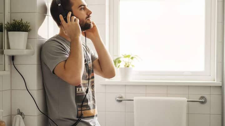 জেন জ়েডের মধ্যে খুব নাকি জনপ্রিয় হয়েছে এই আইডিয়া। বাথরুম ক্যাম্পিং প্রবণতাটি এখন বেশ ট্রেন্ডিং। দ্য নিউ ইয়র্ক পোস্টের মতে, সব কিছু থেকে পালিয়ে বাথরুমে গিয়ে দোর দিচ্ছেন অনেকে। সেখানে গিয়ে কেউ মন দিচ্ছেন সোশ্যাল মিডিয়ায়, কেউ গানে।  এটি নিজের মনেরযত্ন নেওয়ার ক্ষেত্রে খুবই প্রয়োজনীয়।