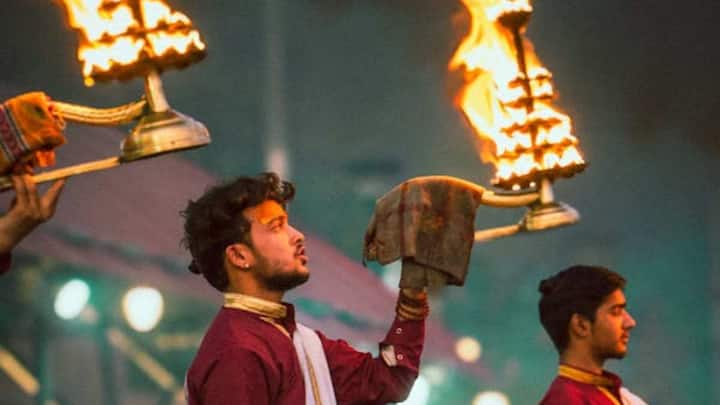 अगर आप थोड़ी मौज-मस्ती करना चाहते हैं और थोड़ी शांति भी चाहते हैं तो ऋषिकेश बेस्ट है. यहां की गंगा आरती, घाट, लक्ष्मण झूला और आसपास बने सुंदर कैफे लोगों को बहुत पसंद आते हैं. आप यहां रिवर राफ्टिंग, ट्रैकिंग जैसी एक्टिविटी का भी एक्सपीरियंस ले सकते हैं. दिल्ली से यहां पहुंचने में लगभग 4 घंटे लगते हैं.