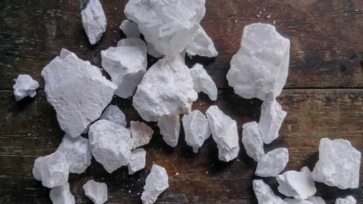 सुहागा को इंग्लिश में बोरेक्स कहा जाता है, जो कि एक आयुर्वेदिक औषधि होती है. इसमें एंटीऑक्सीडेंट्स, एंटी बैटीरियल और एंटी-इंफ्लेमेटरी गुण पाए जाते हैं. इसका इस्तेमाल कई बीमारियों में भी किया जाता है.