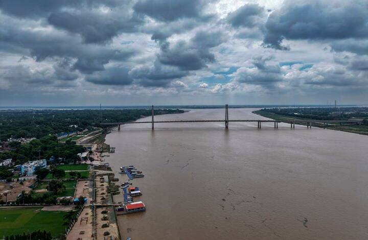 শনিবার বজ্রবিদ্যুৎ সহ বিক্ষিপ্তভাবে হালকা মাঝারি বৃষ্টি হলেও তার পরিমাণ ও ব্যাপকতা কমবে। রবিবার বজ্রবিদ্যুৎ সহ বৃষ্টির পরিমাণ সামান্য বাড়বে।