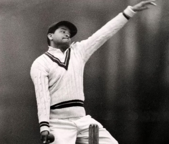 टेस्ट क्रिकेट में सबसे ज़्यादा ओवर (एक ओवर में 6 गेंदें फेंकी जाती हैं) फेंकने का रिकॉर्ड वेस्टइंडीज़ के सोनी रामाधीन के नाम है। रामाधीन ने एक मैच में 129 ओवर फेंके थे।