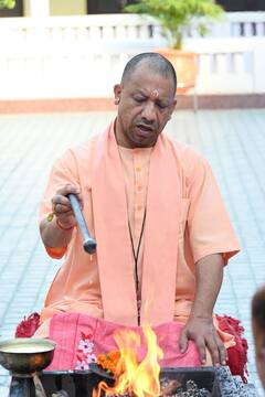 सावन के पहले दिन सीएम योगी ने जल, दूध, ऋतुफल के रस से किया रुद्राभिषेक, सामने आईं ये 5 खास तस्वीरें