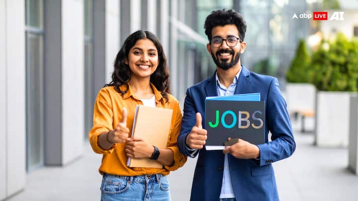 असिस्टेंट अकाउंट ऑफिसर के लिए भी वही योग्यता है – सब-ऑर्डिनेट अकाउंट सर्विस या समकक्ष परीक्षा पास होना अनिवार्य है. इस पद के लिए मासिक वेतन 9,300 रुपये से 34,800 रुपये तय किया गया है.