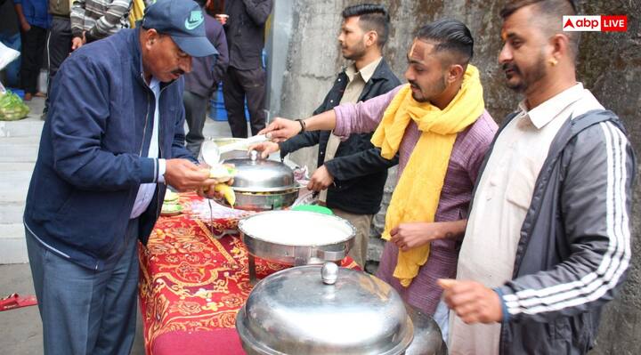 सामर्थ्यनुसार भंडारा कराते हैं या अन्न का दान करते हैं तो आप धार्मिक, आध्यात्मिक और सामाजिक लाभ के भागीदार बनेंगे. साथ ही इस पुण्य कार्य से आपको शिवजी का आशीर्वाद भी मिलेगा.