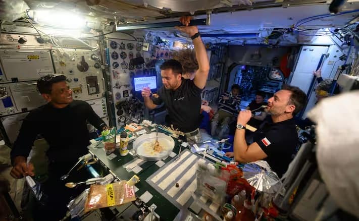 નવી તસવીરોમાં શુક્લા અને તેમના સાથીઓ શૂન્ય ગુરુત્વાકર્ષણમાં ભોજનનો આનંદ માણતા હસતા જોવા મળે છે. નાસાએ ગઈકાલે સાંજે જાહેરાત કરી હતી કે શુક્લા અને અન્ય ત્રણ ક્રૂ સભ્યોની પરત યાત્રા 14 જુલાઈથી શરૂ થશે.