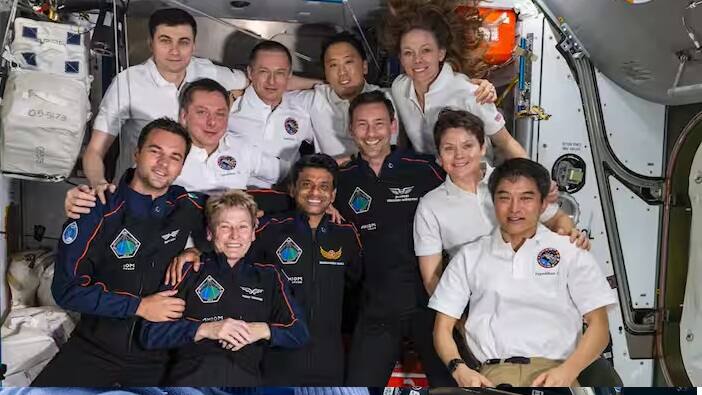 આંતરરાષ્ટ્રીય અવકાશ મથકના છેલ્લા તબક્કા દરમિયાન શુભાંશુ શુક્લાએ ખેડૂતની ભૂમિકા ભજવી છે. તેમણે પેટ્રી ડીશમાં મગ અને મેથી ઉગાડ્યા છે. શુક્લાએ તેમને આંતરરાષ્ટ્રીય અવકાશ મથકના ફ્રીઝરમાં રાખ્યા હતા અને તેમનો ફોટો પણ શેર કર્યો હતો