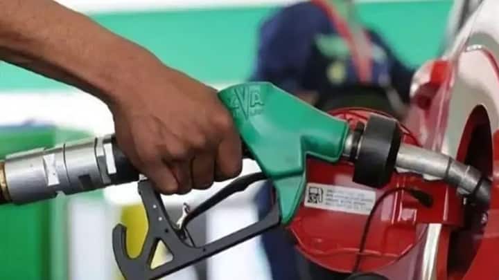 इसके अलावा आप पेट्रोल हेल्पलाइन नंबर 8577051000 , 7237999944 पर काॅल करके भी पेट्रोल मंगा सकते हैं. इसीलिए ऐसी किसी स्थिति में फंसने पर परेशानी से बचने के लिए आप अपने मोबाइल में पहले ही नंबर्स को सेव करके रखें.