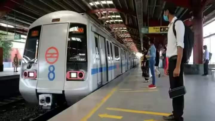 आपको बता दें जब कोई बिना टिकट पकड़ा जाता है. सबसे पहले तो मौके पर ही जुर्माना लगता है. दिल्ली मेट्रो के नियमों के मुताबिक. बिना टिकट यात्रा करने पर 200 रुपये से शुरू होकर 500 रुपये तक फाइन लिया जा सकता है.