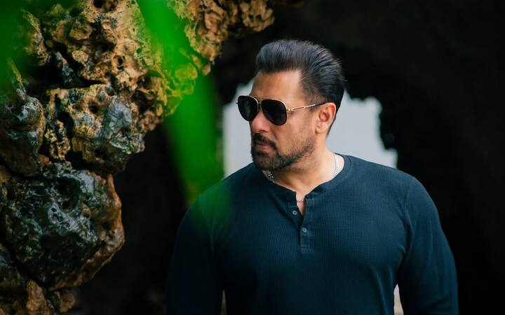 At the same time, recently, the actor has once again shared some pictures of his latest look on social media, in which he is wearing a black sweatshirt as well as black shades, in which his look looks quite dashing.