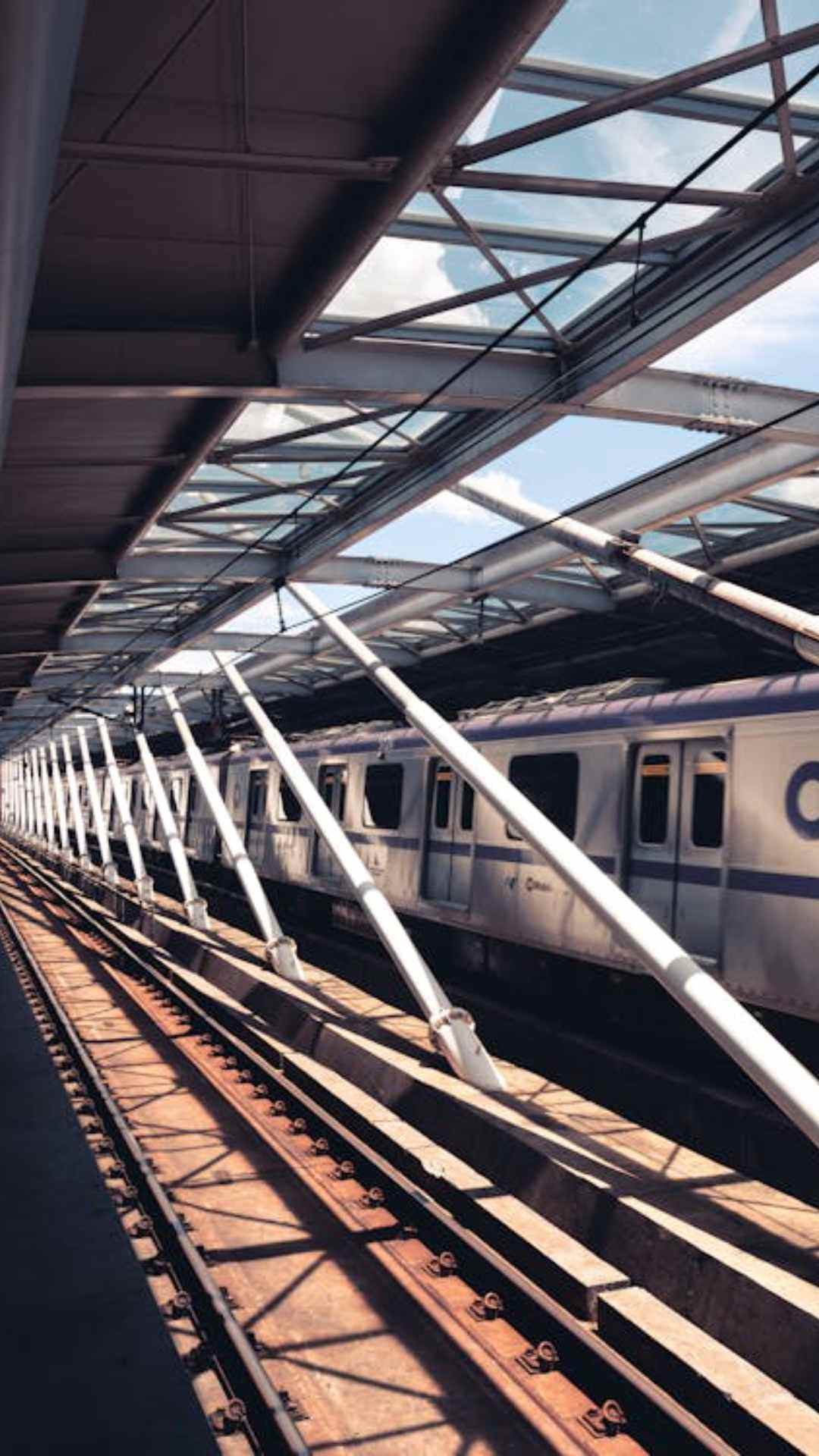 ऐसे में चलिए जानते हैं ​कि फोन से मेट्रो का टिकट कैसे बुक करें