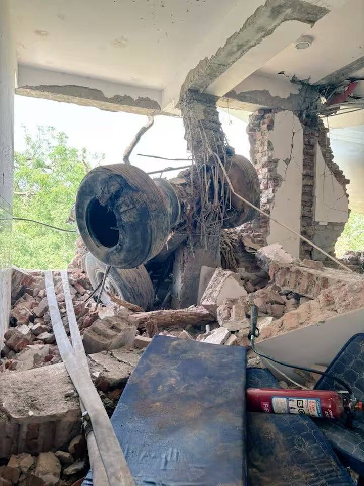 मृतांमध्ये राज्यातील 9 जणांचा समावेश आहे. अहमदाबादच्या सरदार वल्लभभाई पटेल विमानतळावरून लंडनकडे उड्डाण केल्यावर अवघ्या 12 ते 15 सेकंदात हा भीषण अपघात झाला.