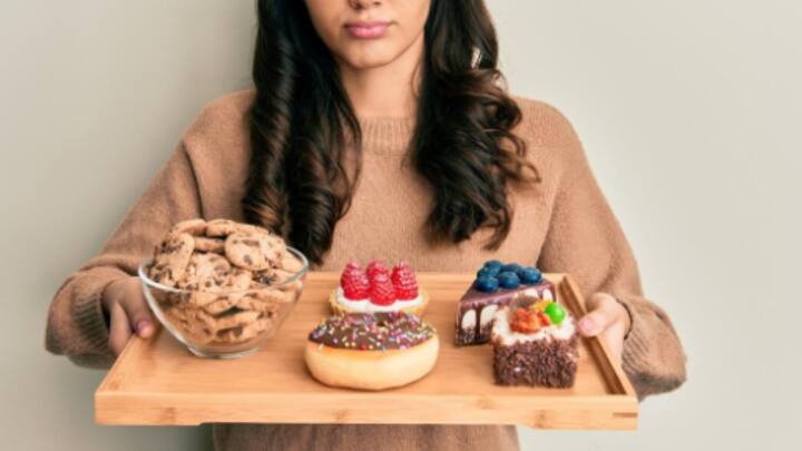 মেপেজুপে চিনি খাওয়ার কথা মুখে বললেও, কার্যক্ষেত্রে তার হিসেব রাখতে পারেন না অনেকেই। তবে বিশেষজ্ঞদের মতে, শরীরে নিজেই বিপদের জানান দেয়। শরীরে অতিরিক্ত চিনি যাচ্ছে কিনা, তা বলে দেয় কিছু লক্ষণই।