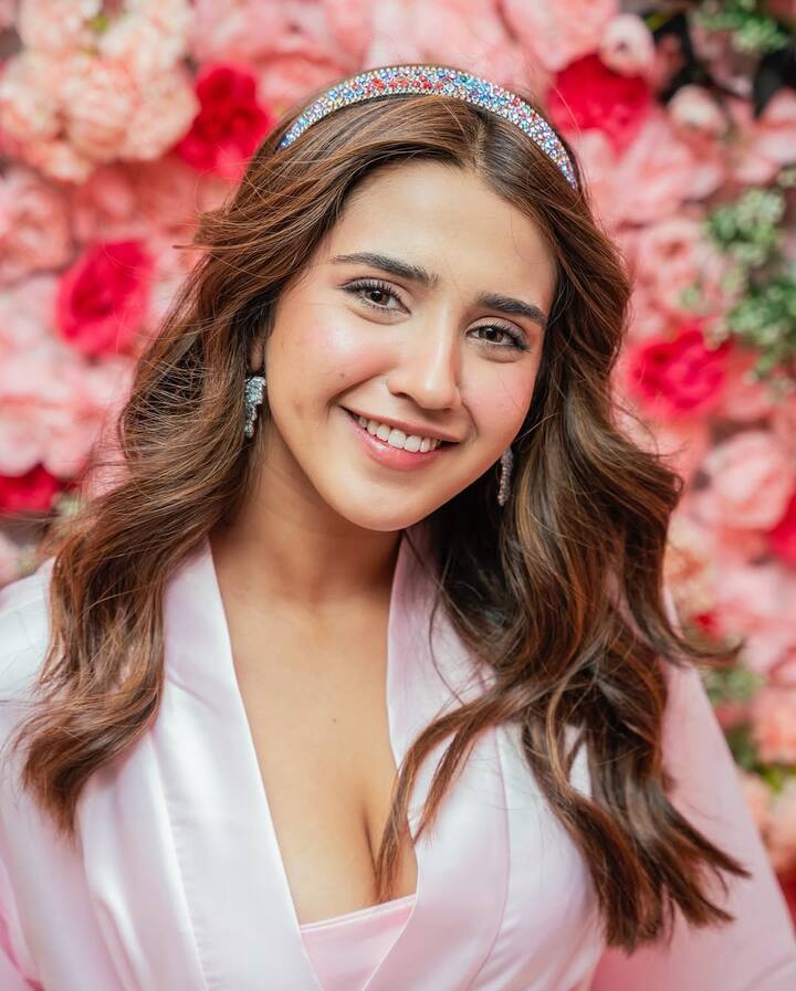 रोशनी का जन्म प्रयागराज में हुआ था, वो महज 22 साल की हैं. एक्ट्रेस के पिता का नाम विपुल वालिया और मां का ना्म स्वीटी वालिया है.