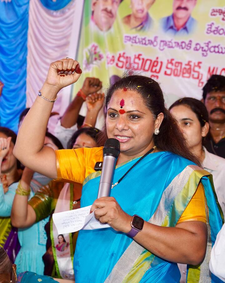 కేసీఆర్ హయాంలోనే పాలమూరు – రంగారెడ్డి ఎత్తిపోతల పథకం పనులు 90 శాతం పూర్తయ్యాయని, మిగిలిన పనులు చేయకుండా కాంగ్రెస్ ప్రభుత్వం పక్కన పెట్టిందని ఆమె ఆరోపించారు. కొడంగల్ (Kodangal) ఎత్తిపోతల పథకం ప్రాజెక్టులో ఒక్క తట్ట మట్టి తియ్యకుండానే కాంట్రాక్టర్లకు వందల కోట్ల రూపాయలు అడ్వాన్స్ రూపంలో ఇచ్చారని ఆరోపించారు. అప్పు చేసిన రూ.2 లక్షల కోట్లను సీఎం రేవంత్ రెడ్డి ఏం చేశారని ఎమ్మెల్సీ కవిత ప్రశ్నించారు.
