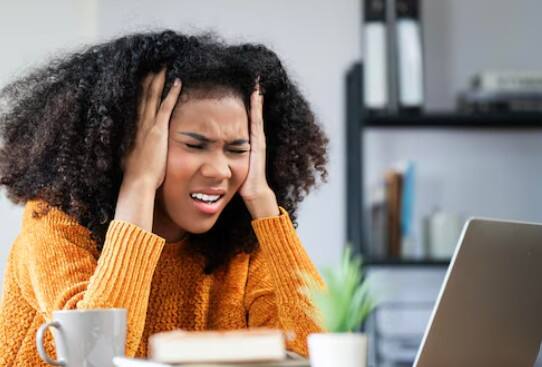 ఒత్తిడి కేవలం మానసికంగానే కాదు.. శారీరకంగా కూడా నష్టం కలిగిస్తుంది. ఎక్కువ కాలం ఒత్తిడితో ఇబ్బంది పడితే.. అది గట్ హెల్త్పై ప్రభావం చూపిస్తుంది. కడుపు నొప్పి, గ్యాస్ లేదా మలబద్ధకం వంటి సమస్యలు పెరుగుతాయి.