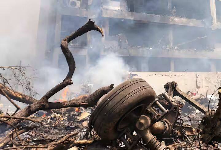 अहमदाबाद विमान अपघातात 265 जणांचा मृत्यू झाला आहे. यात विमानातील 241 प्रवासी तर विमान ज्या भागात कोसळलं तिथल्या 24 जणांचा मृत्यू झाला.