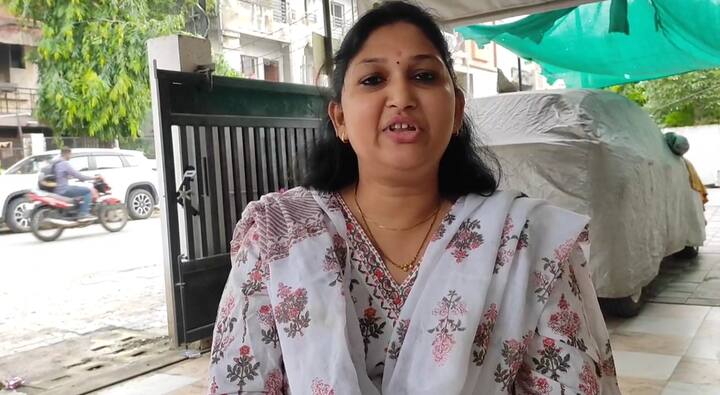 दरम्यान त्यांनी मॉलच्या पार्किंगमध्ये दुचाकी पार्क केली आणि त्या खरेदीसाठी आत गेल्या...