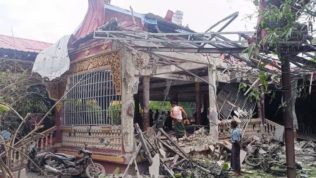 Bloodshed continues in Myanmar Fighter jets carry out airstrike on Buddhist monastery at midnight 23 killed 30 injured Air Strike On A Buddhist Monastery In Myanmar: म्यानमारमध्ये रक्तपात सुरुच; फायटर जेटने मध्यरात्री बौद्ध मठावर हवाई हल्ला, 23 जणांचा मृत्यू, 30 जण जखमी, आतापर्यंत 75 जणांचा जीव गेला