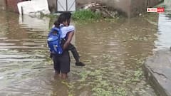 Watch: घुटनों तक पानी, बच्ची को पीठ पर उठाकर ले जाता दिखा शख्स, वीडियो ने खोली विकास के दावों की पोल