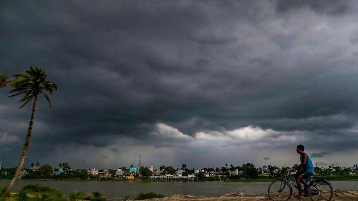 সপ্তাহের শুরুতে সোমবার দক্ষিণবঙ্গে ভারী বৃষ্টির সম্ভাবনা। পুরুলিয়া, বাঁকুড়া, পূর্ব-পশ্চিম, মেদিনীপুর ও দক্ষিণ চব্বিশ পরগনায় বৃষ্টির সম্ভাবনা বেশি। দক্ষিণবঙ্গের বাকি জেলাতে বজ্রবিদ্যুৎ-সহ বিক্ষিপ্তভাবে হালকা থেকে মাঝারি বৃষ্টির পূর্বাভাস।