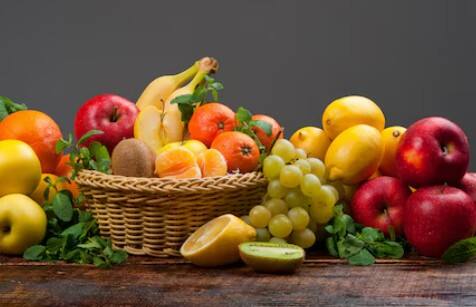 ఫైబర్ పేగులలోని హెల్తీ బ్యాక్టీరియాకు ఆహారంగా పనిచేస్తుంది. కాబట్టి మీ డైట్లో పండ్లు, కూరగాయలు, తృణధాన్యాలు తీసుకోవాలి. లేదంటే ఇది పేగు మైక్రోబయోమ్ను బలహీనపరుస్తుంది.