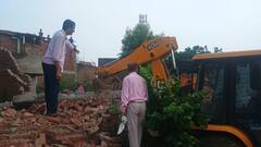 ग्रेटर नोएडा प्राधिकरण की बड़ी कार्रवाई, हैबतपुर के डूब क्षेत्र से अतिक्रमण पर चला बुलडोजर