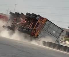 சென்னையில் சாலையில் தாறுமாறாக ஓடி தலைகீழாக கவிழ்ந்த லாரி