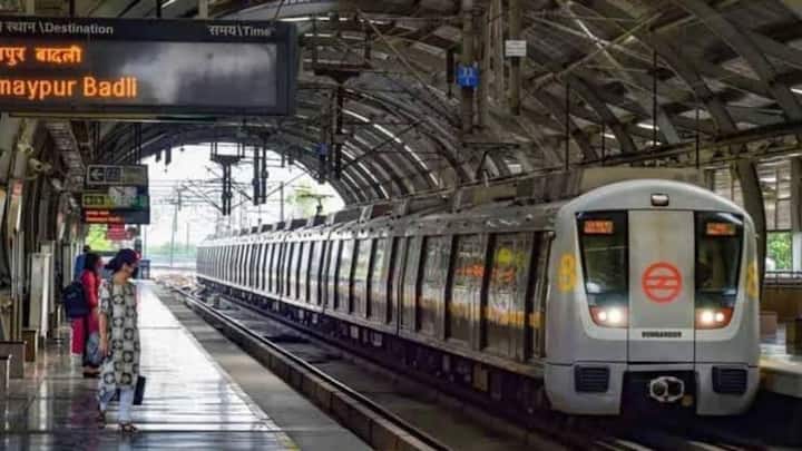 दिल्ली मेट्रो रेल कॉरपोरेशन यानी डीएमआरसी की ओर से मेट्रो में सफर करने को लेकर कुछ नियम बनाए गए हैं. जो सभी सफर करने वाले यात्रियों पर लागू होते हैं. इन नियमों में एक नियम टिकट लेकर यात्रा करने को लेकर है.