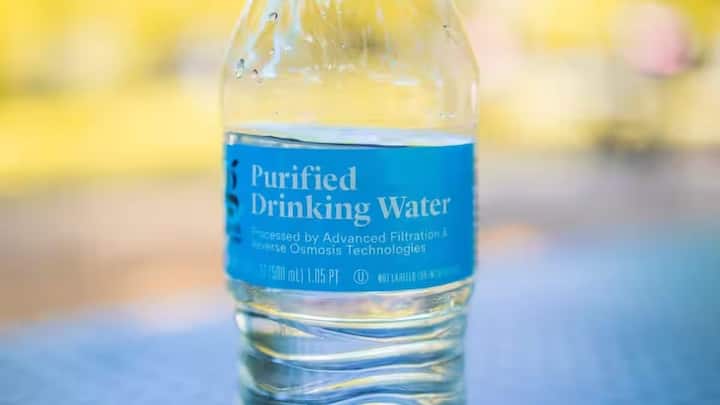 अक्सर इस बात को लेकर लोगों में बहुत कन्फ्यूजन देखा गया है. कुछ लोगों को लगता है कि पानी की बोतल भी आप अपने साथ नहीं ले जा सकते. अगर आप भी ऐसा सोचते हैं तो आपको बता दें कि ऐसा नहीं है. पानी की बोतल आप सिनेमा हॉल के अंदर ले जा सकते हैं.