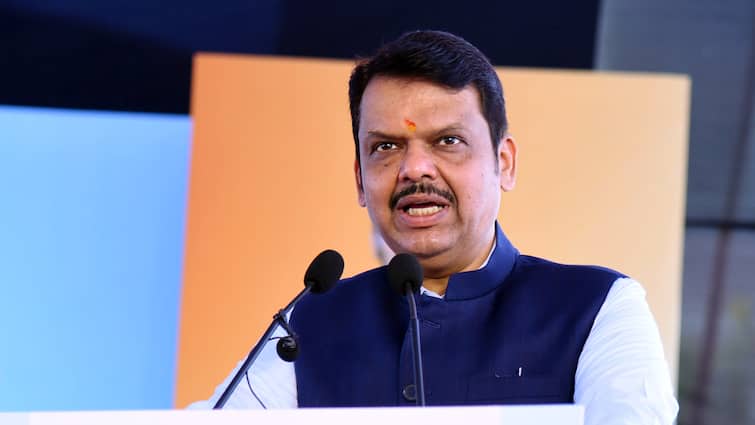 Loudspeakers Removed from Maharashtra Temples CM Devendra Fadnavis Warns Against Reinstalling महाराष्ट्र में पूजा स्थलों से हटाए गए 3367 लाउडस्पीकर, CM फडणवीस की चेतावनी- 'अगर दोबारा लगे तो...'