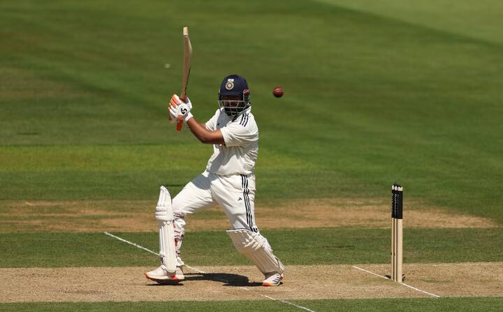 दुखापतीमुळे मैदानाबाहेर गेलेला ऋषभ पंत मैदानात परतला आणि परतल्यावर थेट इतिहास लिहून गेला.