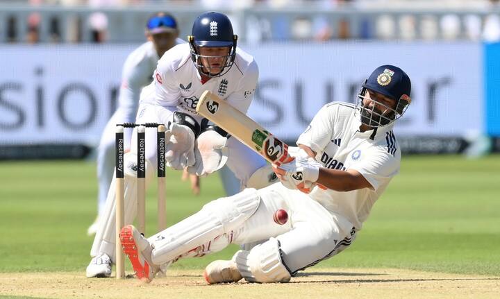 यादरम्यान, पंतने अर्धशतक पूर्ण केलं आणि ते थेट षटकार मारत.