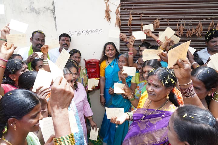 రంగారెడ్డి జిల్లా కేశంపేట మండలం కాకునూరులో స్థానిక మహిళలతో కలిసి కాంగ్రెస్ అగ్రనేత సోనియా గాంధీకి ఎమ్మెల్సీ కవిత పోస్ట్ కార్డులు పోస్ట్ చేశారు. అక్కడ ముందుగా రాజ్యాంగ నిర్మాత బీఆర్ అంబేద్కర్ విగ్రహానికి పూలమాలలు వేసి నివాళులు అర్పించారు. షాద్ నగర్ నుంచే పోస్టు కార్డుల ఉద్యమం చేపట్టారు. మహిళలకు నెలకు రూ.2,500 ఇస్తామన్న హామీని కాంగ్రెస్ ప్రభుత్వం నిలబెట్టుకోవాలని కవిత డిమాండ్ చేశారు.