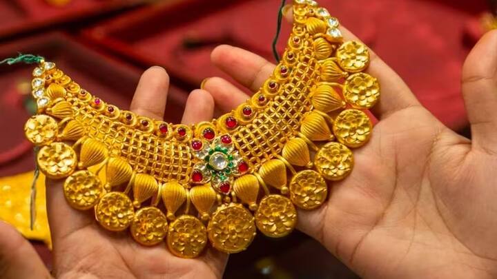 आज, शनिवारी चेन्नई आणि हैदराबादमध्ये 24 कॅरेट सोन्याचा दर प्रति 10 ग्रॅम 9971 रुपये आहे आणि त्याच संख्येच्या ग्रॅम 22 कॅरेट सोन्याचा दर 9140 रुपये आहे.