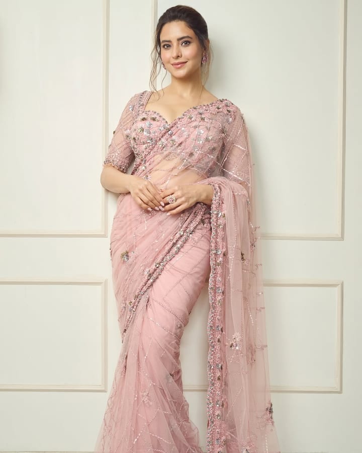 आमना शरीफ सोशल मीडिया पर अपनी अलग-अलग तस्वीरें शेयर करती रहती हैं। इसके जरिए वह अपने फैन्स को तमाम अपडेट्स देती रहती हैं।