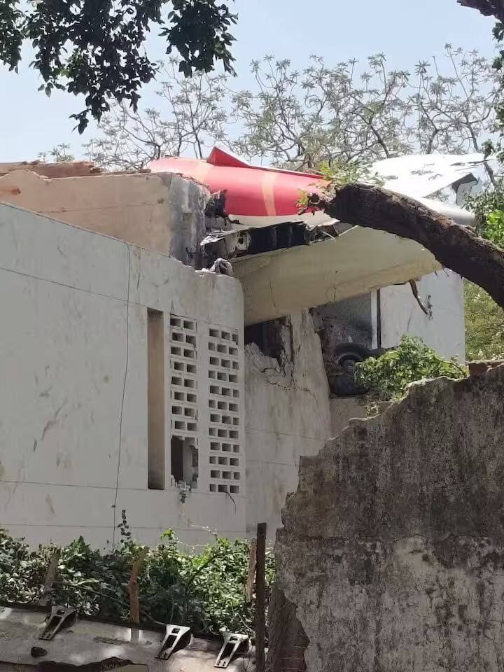 Gujarat Air India Plane Crash: गुजरातच्या अहमदाबादमध्ये 12 जून रोजी झालेल्या एअर इंडियाच्या विमान अपघाताने (Gujarat Air India Plane Crash) संपूर्ण देश हादरला.